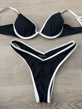 Hollister Black Women’s Bikini Set with White Trim Top size (Small) Bottoms (XS)